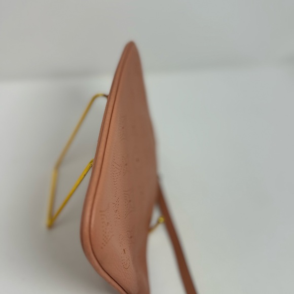 💯 Authentic Louis Vuitton Pink Monogram Mahina Leather Selene Pouch Wristlet - Picture 4 of 5